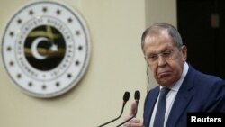 เซอร์เก ลาฟรอฟ รัฐมนตรีต่างประเทศรัสเซีย แถลงข่าวร่วมกับฮาคาน ฟิดาน รัฐมนตรีต่างประเทศตุรกี (ไม่ปรากฏในภาพ) ในกรุงอังการา ประเทศตุรกี 24 ก.พ. 2025 (REUTERS/Cagla Gurdogan) 