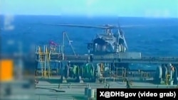 美国于2025年12月10日在委内瑞拉近海扣押一艘受制裁的油轮。(国土安全部X帐号视频截图)