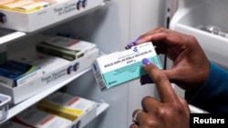 টেক্সাসের লুব্বোকে হাম ছড়িয়ে পড়ার সময় একজন চিকিৎসক হাম, মাম্পস এবং রুবেলা (এমএমআর) টিকার দিকে ইঙ্গিত করছেন, ৬ মার্চ, ২০২৫।
