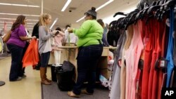 Shoppers stand in line at Nordstrom Rack, Dec. 26, 2014, in Schaumburg, Ill.