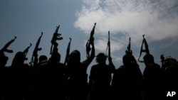 Suku-suku lokal pendukung pemberontak Houthi mengangkat senjata dalam aksi unjuk rasa di Sanaa, Yaman (foto: dok). 