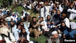 Newly freed Taliban prisoners are seen gathered at Pul-i-Charkhi prison, in Kabul, Afghanistan, May 26, 2020. 