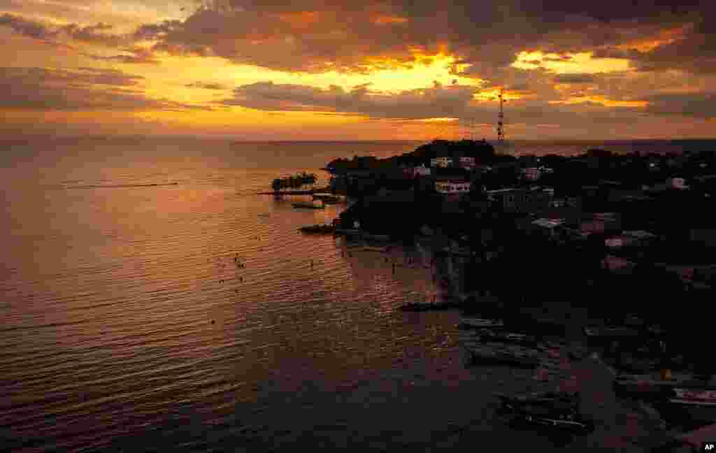 La gente se baña en el mar al atardecer en Necoclí, Colombia.
