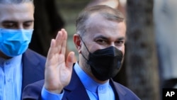 Menteri Luar Negeri Iran Hossein Amirabdollahian, melambai saat berada di Beirut, Lebanon, Kamis, 7 Oktober 2021 (Foto: AP)