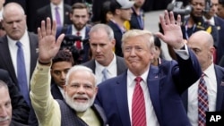 ফাইল- “ হাউ ডি মোদী” অনুষ্ঠানে মোদীর ভাষণের পর ভারতের প্রধানমন্ত্রী নরেন্দ্র মোদী ও যুক্তরাষ্ট্রের প্রেসিডেন্ট ডনাল্ড অভ্যাগতদের স্বাগত জানাচ্ছেন। এনআরজি স্টেডিয়াম, হিউস্টন , টেক্সাস। ২২ সেপ্টেম্বর ২০১৯। 