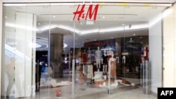 s membres du parti d'opposition Liberté économique ont saccagé le magasin de vêtements H & M de Sandton City après la dernière campagne de promotion de H&M comportant une photo d'un enfant noir avec un sweat-shirt recouvert de l'inscription : "Coolest monkey in the jungle" ("Le singe le plus cool de la jungle"), à Johannnesburg, 13 janvier 2018.