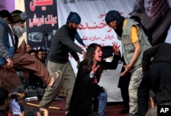 Afghan artists re-enact the mob murder of Farkhunda Malikzada, 27, an Afghan woman who was beaten to death on March 19, 2015 after being falsely accused of burning a copy of the Quran, in Kabul, Afghanistan. March 17, 2016. (AP Photo/Rahmat Gul)