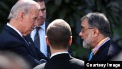 Ahmad Rashid, o'ngdan, AQSh vitse-prezidenti Jo Bayden va uning maslahatchilari bilan suhbatda... 