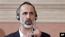 Pengunduran diri Ahmed Moaz al-Khatib Khatib terjadi sewaktu Menteri Luar Negeri Qatar Sheikh Hamad bin Jassem bin Jabber al-Thani menyambut hasil pemilu koalisi tersebut pekan lalu yang menghasilkan Ghassan Hitto sebagai perdana menteri bayangan dalam pemerintahan sementara di Suriah.