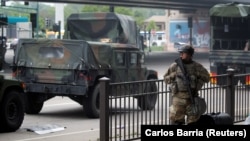 ឆ្មាំ​ជាតិ​ម្នាក់​ឈរ​នៅ​កន្លែង​ដែល​ការ​តវ៉ា​ប្រឆាំង​អំពី​ករណី​ស្លាប់​របស់​លោក George Floyd ​ទើប​តែ​ធ្វើ​ឡើង​រួច ក្នុង​ក្រុង Minneapolis រដ្ឋ Minnesota កាល​ពី​ថ្ងៃ​ទី​២៩ ខែឧសភា ឆ្នាំ​២០២០។ 