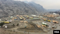 تورخم دروازه لا هم تړلې پرته ده، دواړو خواو ته د زرګونو په شمېره کې خلک او ګاډي ايسار پاتې دي