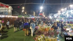 在周六晚上的維多利亞公園年宵市場，人潮不絕卻只是表面風光。 (美國之音照片）
