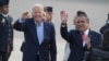 El presidente de Estados Unidos, Joe Biden, y el primer ministro de Perú, Gustavo Adrianzen, saludan en la pista del aeropuerto tras la llegada de Biden a la cumbre de Cooperación Económica Asia-Pacífico (APEC), en Lima, Perú, el jueves 14 de noviembre de 2024.