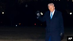 হোয়াইট হাউসের সাউথ লনে প্রেসিডেন্ট ডনাল্ড ট্রাম্পকে দেখা যাচ্ছে। ওয়াশিংটন। ফটোঃ ১৯ ফেব্রুয়ারি, ২০২৫।