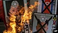 Người Hàn Quốc đốt hình ảnh lãnh tụ Bắc Triều Tiên Kim Jong Un trong cuộc biểu tình phản đối vụ thử hạt nhân của Bình Nhưỡng ở Seoul, ngày 12/2/2013. 