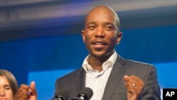 Newly-elected Democratic Alliance (DA) party leader Mmusi Maimane, delivers his victory speech May 10, 2015, in Port Elizabeth, South Africa. 