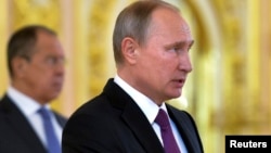 Le président russe Vladimir Poutine et le ministre des affaires étrangères Sergei Lavrov, au Kremlin, Moscou, 9 novembre 2016.