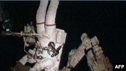 Hình trên: Phi hành gia Stephen Bowen trong chuyến đi bộ ngoài không gian thứ hai