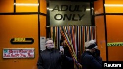 Sebuah toko khusus dewasa di London. (Foto: Ilustrasi)