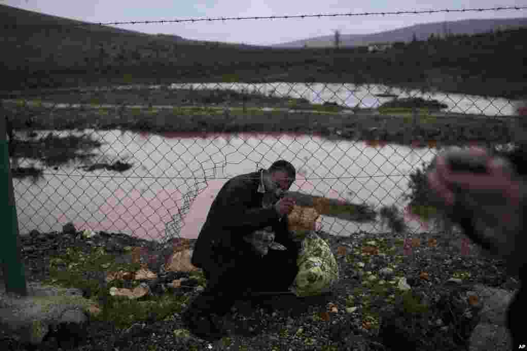 A Syrian refugee crosses illegally to Turkey on the border fence, Cilvegozu, Turkey, December 20, 2012.