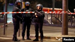 Des policiers français à Paris, France, 2 décembre 2016. 