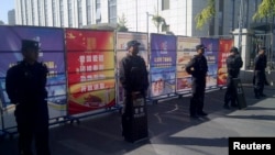 Polisi anti huru-hara berjaga di sebum pos pentagon di jalanan sekitar pengadilan saat berlangsungnya sidang Ilham Tohti di Urumqi, Xinjiang 17 September 2014 (Foto: dok). 