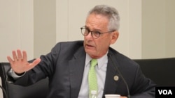 រូបឯកសារ៖ សមាជិក​សភា​លោក Alan Lowenthal នៃ​គណបក្ស​ប្រជាធិបតេយ្យ​មក​ពី​រដ្ឋ California ថ្លែងនៅ​ថ្ងៃ​ទី១២ ខែ​ធ្នូ ឆ្នាំ២០១៧​ អាគារ Rayburn ក្នុង​វិមាន Capitol ក្នុង​រដ្ឋធានី​វ៉ាស៊ីនតោន។ (ស្រេង លក្ខិណា/VOA)