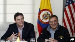Colombian Defense Minister Juan Camilo Pinzon (L) talks with U.S. Defense Secretary Leon Panetta during a work session in Bogota, April 23, 2012.
