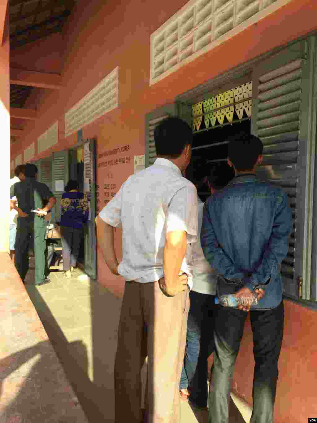 ប្រជាពលរដ្ឋ​​​នៅ​​​ក្នុង​​​ឃុំ​​​គោកចក ​ក្នុង​​​ក្រុង​​​សៀមរាប​​ កំពុង​​​រង់​​​ចាំមើល​​​លទ្ធផល​​​នៃ​​​ការ​​រ​​​បោះ​​​ឆ្នោត​​​ជ្រើសរើស​​​ឃុំ​​​សង្កាត់​​​នៅ​​​រសៀល​​​ថ្ងៃ​​​អាទិត្រ​​​នេះ។ (ផន បុប្ផា/VOA)