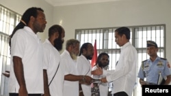 Presiden Joko Widodo berjabat tangan dengan lima orang tahanan politik yang mendapatkan grasi saat berkunjung ke jJayapura, Papua, 9 Mei 2015 (Foto: dok). 
