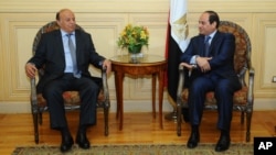 Tổng thống Yemen Abd Rabbo Mansour Hadi, phải, hội kiến Tổng thống Ai Cập Abdel Fattah al-Sissi sau khi ông đến Sharm el-Sheikh để tham dự hội nghị thượng đỉnh Ả rập, 27/3/2015.
