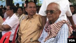 រូបឯកសារ៖ លោក មាស មុត (ស្តាំ) អតីត​មេបញ្ជាការ​កងទ័ពជើងទឹក​ខ្មែរក្រហម អំឡុងពេល​ចូលរួម​ពិធី​រំលាយ​សព​លោក នួន ជា ដែល​បូជា​ក្នុង​បរិវេណ​វត្ត​ព្រំគីរីមរកត ភូមិផ្សារព្រំ ឃុំស្ទឹងកាច់ ស្រុកសាលាក្រៅ ខេត្តប៉ៃលិន កាលពី​ថ្ងៃទី៩ ខែសីហា ឆ្នាំ២០១៩។ (អូន ឆេងប៉រ/វីអូអេ)