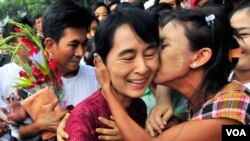 Pemimpin oposisi Birma Aung San Suu Kyi dielu-elukan oleh para pendukungnya (foto: dok.).