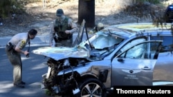 Mobil SUV pegolf Tiger Woods di Rolling Hills Estates, Los Angeles, 23 Februari 2021. (Foto: dok). Tiger Woods menderita cedera serius dalam kecelakaan tersebut.