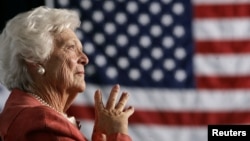 Barbara Bush écoute son fils, le président George W. Bush, lors d'un événement sur la réforme de la sécurité sociale à Orlando, en Floride le 18 mars 2005.