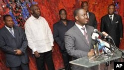 Ivory Coast's Prime Minister Guillaume Soro (R) speaks during a meeting with President Laurent Gbagbo (2ndL) and party leaders at the presidential palace in Abidjan ahead of a presidential poll on October 31, 2010, 06 Sep 2010