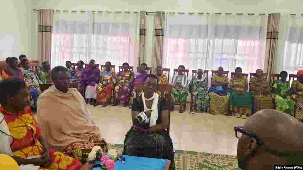 Bamwe mu babyeyi bagizwe incike na jenoside&nbsp;batuye mu nzu yabagenewe iri mu karere ka Bugesera mu ntara y'uburasirazuba bw'u Rwanda mu kiganiro n'umunyamakuru w'Ijwi ry'Amerika Eddie Rwema