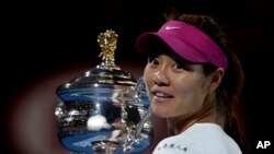 ນາງ Li Na ຈາກຈີນ ຖືຂັນແຊມປ້ຽນ ຫຼັງຈາກເອົາຊະນະ ນາງ Dominika Cibulkova ຈາກ Slovakia ໃນການແຂ່ງຂັນເທັນນິສ ຮອບຊິງຊະນະເລີດ Australian Open ປະເພດຍິງດ່ຽວ ຢູ່ທີ່ນະຄອນ Melbourne, Australia.