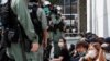 Manifestantes hongkoneses custodiados por las fuerzas del orden tras una protesta en contra de la nueva ley de seguridad, celebrada en Causeway Bay. 