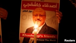 ARCHIVO - Un manifestante sostiene un cartel con una foto del periodista saudí Jamal Khashoggi frente al consulado de Arabia Saudita en Estambul, Turquía, el 25 de octubre de 2018.