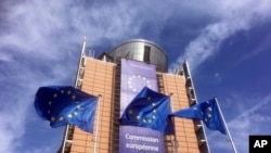 Les drapeaux de l'Union européenne battent au vent devant le siège de l'UE à Bruxelles, le mercredi 10 avril 2019. (AP Photo/Virginia Mayo)