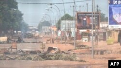 Street barricades are set up by anti-Balaka forces in Bangui's Combatant neighborhood, Central African Republic, Feb. 19, 2014.