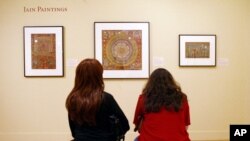 Para pengunjung tengah mengamati pameran lukisan di Norton Simon Museum, Pasadena, California (Foto: dok). 