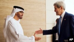 Menlu AS John Kerry disambut kedatangannya di Istana Mina, Abu Dhabi oleh Putra Mahkota Sheikh Mohammed Bin Zayed Al-Nahyan (23/11).