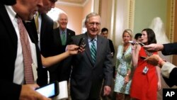 El lider de la mayoría del Senado Mitch McConnell, de Kentucky, seguido por el coordinador del partido en el Senado John Cornyn, de Texas, salen de la reunión en el Capitolio donde anunciaron el plan de salud que proponen para reemplazar el combatido Obamacare. Junio 22, 2017.