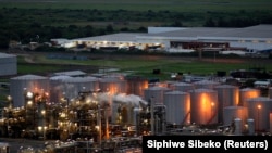 Une vue générale d'une partie de la raffinerie de pétrole sud-africaine (SAPREF) à Durban, le 29 novembre 2011.