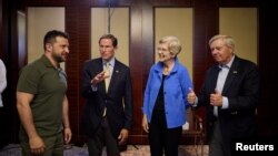 Президент України Володимир Зеленський та сенатори США Ліндсі Грем, Елізабет Воррен та Річард Блументаль зустрічаються у Києві 23 серпня 2023 року. Фото: Офіс президент України через Reuters 