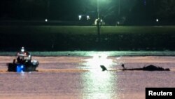 Xác máy bay trực thăng Black Hawk tại địa điểm xảy ra vụ tai nạn sau khi chiếc trực thăng này va chạm với máy bay số hiệu 5342 của American Eagle đang đáp xuống Sân bay Reagan Washington và rơi xuống sông Potomac, Washington, ngày 30 /1/2025. REUTERS/Kevin Lamarque