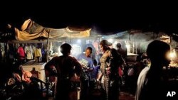 Women purchase grilled chicken from a street vendor in the main Konyo Konyo market in the Juba, South Sudan, July 2011. (file photo)