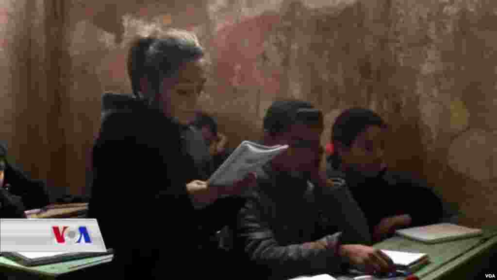 Hejmarek xwendekarên penaber yên derbiderên Efrînê li kampeke penaberan li herêma Şehba. &nbsp;